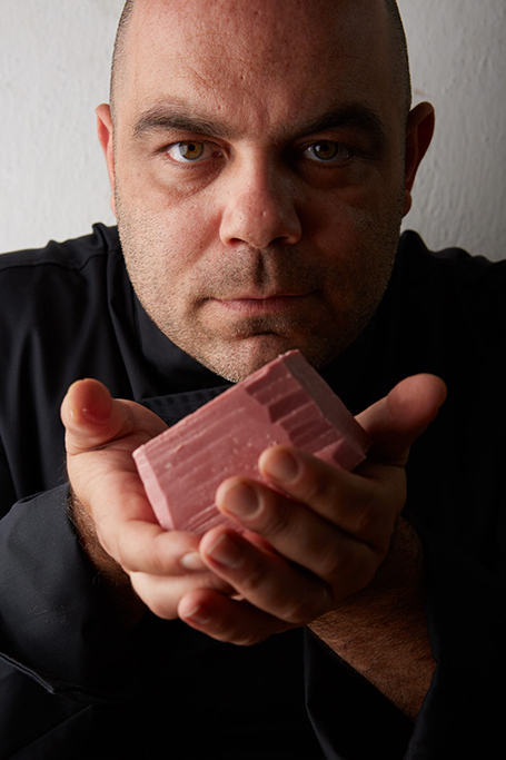  La sua duplice natura, croccante e vellutata, converge e sublima in una texture cremosa che avvolge il palato con sensazioni burrose ed agrumate, tanto da ricordare un famoso snack a base di arancia e cioccolato. La grassezza è come acqua sul fuoco data la prepotenza dell'alcool. Il ribes e il sale rosso delle Hawaii rimettono tutto in equilibrio grazie alla sapidità e alla freschezza del frutto, che richiama gli aromi del cioccolato. Interessante è l'accostamento con semi di canapa ed essenza di finocchietto selvatico, un gioco di aromi e consistenze pensati per un assaggio all'apparenza disimpegnato, leggero. Più estremo - per le sue caratteristiche intrinseche - è la variante con fondente, fave di cacao e habanero chocolate, un andirivieni di sensazioni e sapori contrastanti: dolce, speziato e delicatamente astringente, per palati smaliziati.